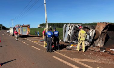 Caminhão com Placas de Mercedes tomba e motorista  Morre