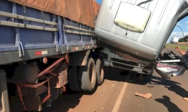 Colisão entre bitrens provoca danos de grande monta na BR-163, em Quatro Pontes