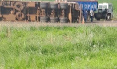 Carreta carregada com maravalha tomba no contorno da BR-163 entre Toledo e Quatro Pontes