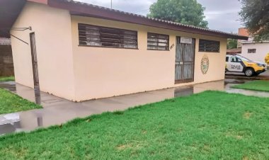 Criminosos arrombam estabelecimento e furtam bebidas, TV e raquetes em Pato Bragado