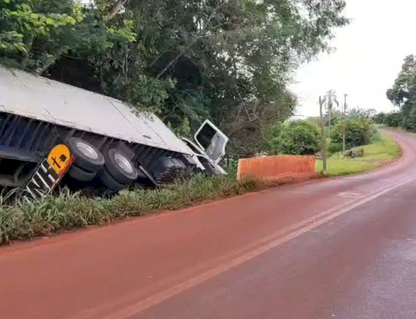 Caminhão tomba na PR-491 em Nova Santa Rosa após manobra para evitar colisão com colheitadeira