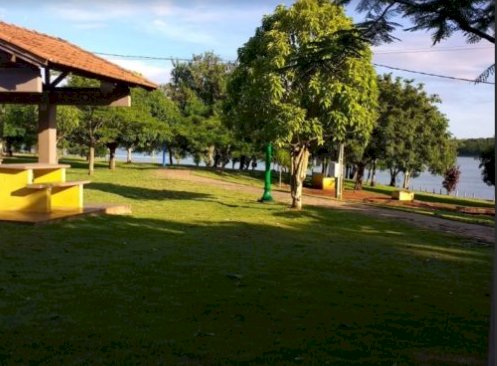 Turista vai a camping, deixa celular sobre a mesa vai dormi e aparelho desaparece