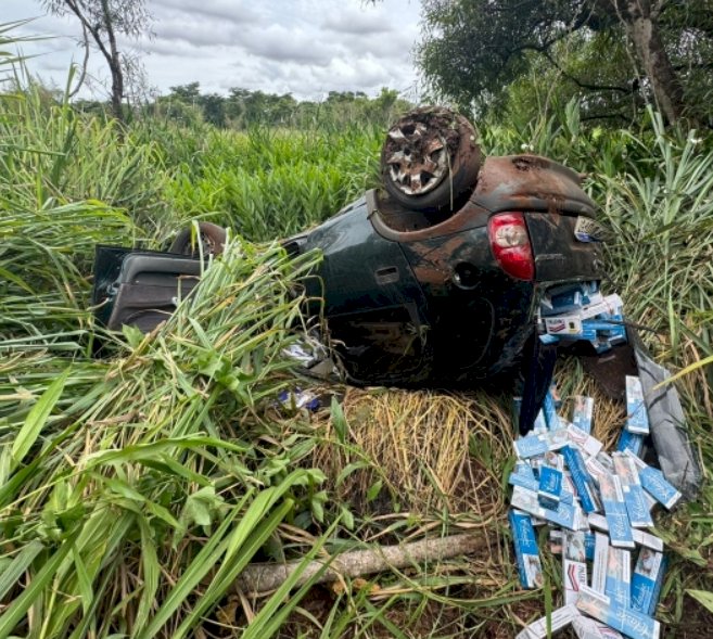 Fuga de carro carregado com cigarros termina em capotamento em Guaíra