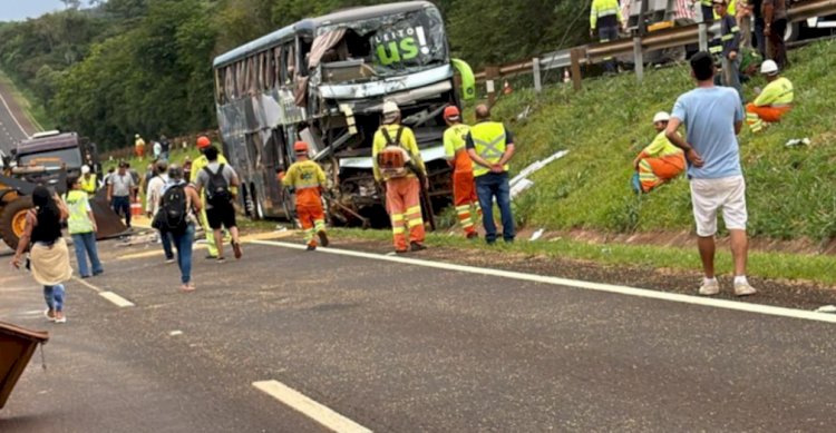 Colisão traseira entre ônibus e carreta deixa cinco feridos na BR-277