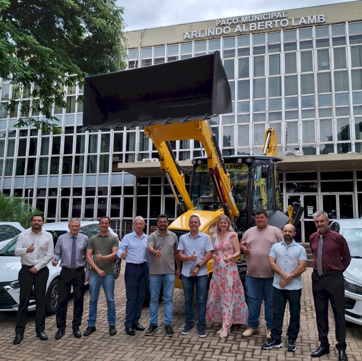 Marechal Cândido Rondon recebe nova retroescavadeira para reforçar frota municipal