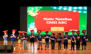 Noite Natalina do CMEI ABC encanta ao público presente no Teatro Municipal Gustavo Fischer