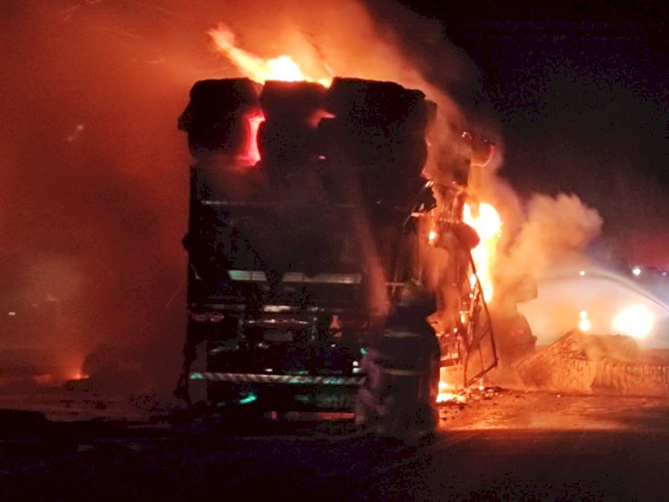 Mais um acidente entre caminhões na BR-277; um veículo pegou fogo e um Motorista morreu
