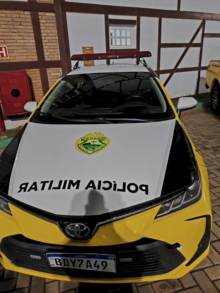 Carro colide contra poste e ocupantes fogem do local em Marechal Rondon