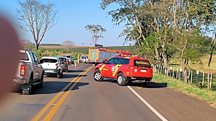 Acidente grave com óbito e pessoas feridas.