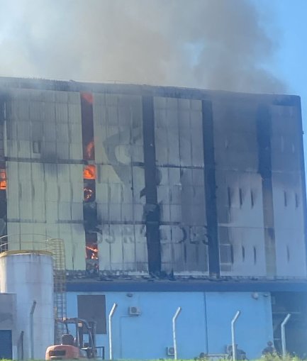 Incêndio de grandes proporções destrói fábrica de ração em Marechal Cândido Rondon