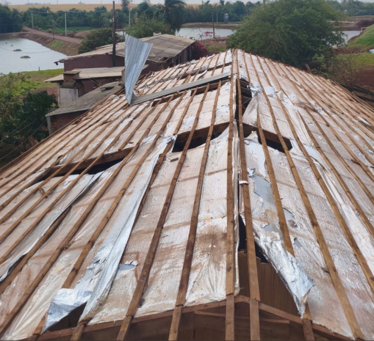 Vendaval provoca estragos em clube e  e propriedade rural de Nova Santa Rosa