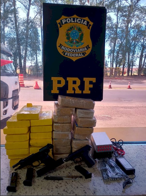 PRF apreende caminhão com drogas, armas e bloqueador de sinal em Ubiratã