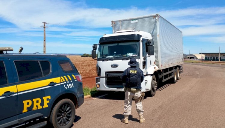 PRF apreende caminhão com drogas, armas e bloqueador de sinal em Ubiratã