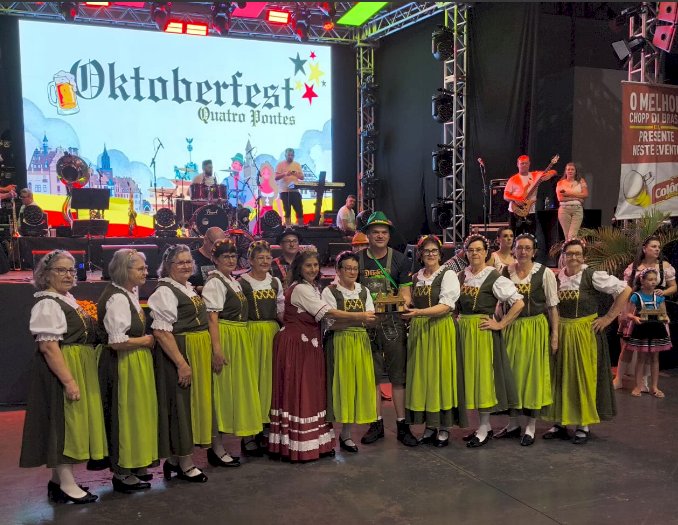 Quatro Pontes realiza desfile cultural e 1ª Oktoberfest com grande participação popular