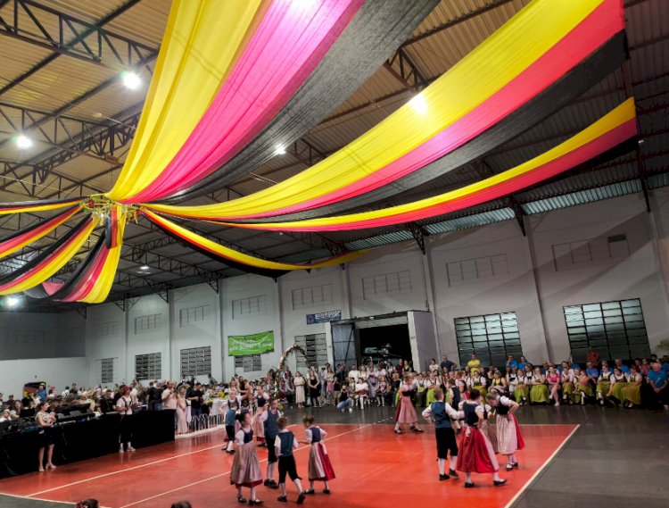 Quatro Pontes realiza desfile cultural e 1ª Oktoberfest com grande participação popular