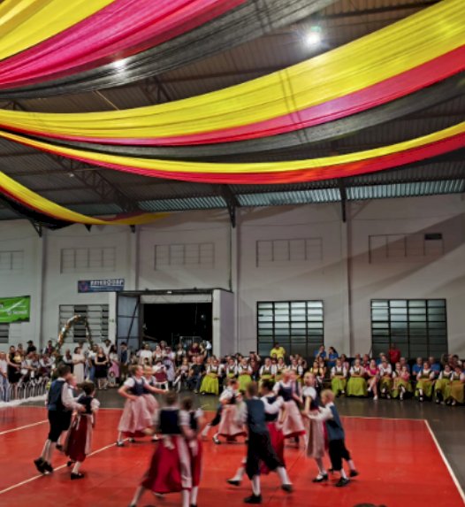 Quatro Pontes realiza desfile cultural e 1ª Oktoberfest com grande participação popular
