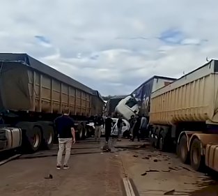 ACIDENTE ENVOLVENDO SETE VEÍCULOS DEIXA UM MORTO E CINCO FERIDOS NA BR-163