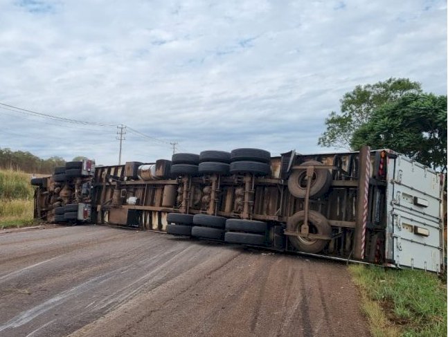 ACIDENTE ENTRE DOIS CAMINHÕES E UM CARRO INTERDITA TOTALMENTE A BR-369 EM CASCAVEL
