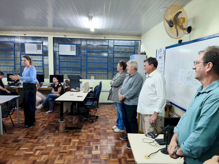 Dezenas de alunos participam da aula inaugural do curso de assistente administrativo 