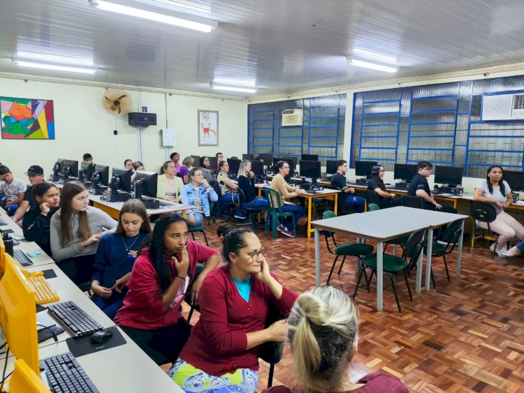 Dezenas de alunos participam da aula inaugural do curso de assistente administrativo 