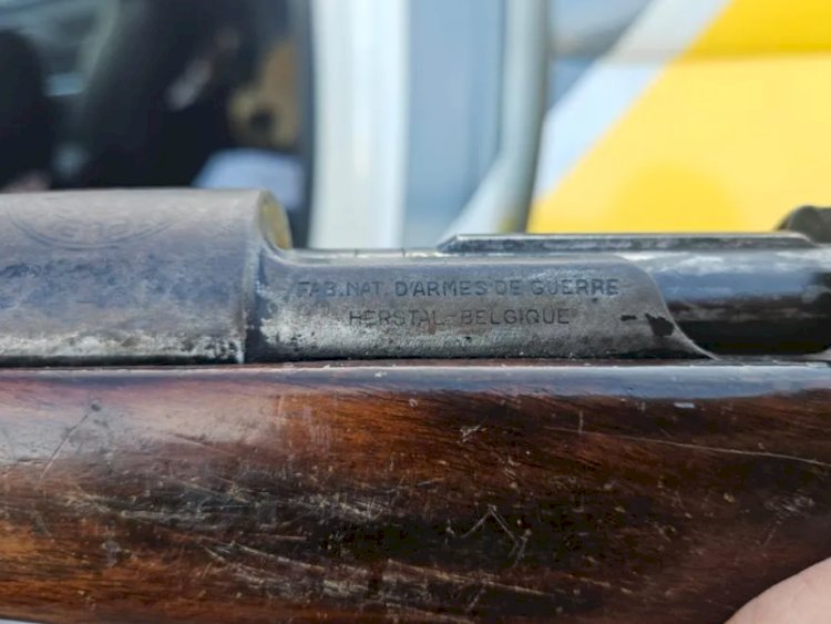 Polícia Civil apreende  fuzil,  brasão da República del Paraguay, pistola calibre .45, munições e  durante  Operação “Contenção”