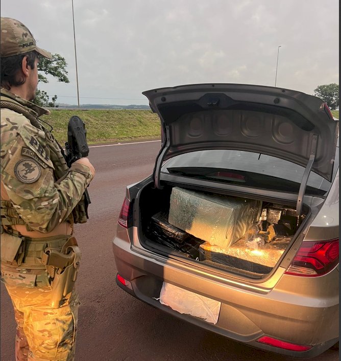 PRF recupera carro roubado e apreende quase 190 quilos de maconha em Medianeira