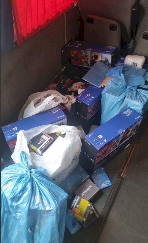 Fiscalização flagra compartimento oculto com produtos contrabandeados; motorista é preso em flagrante