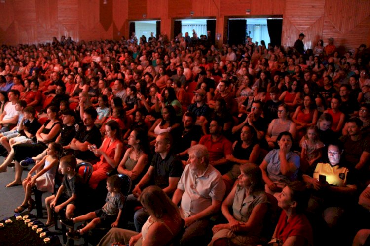 Espetáculo de Ginástica Rítmica lota Teatro Municipal e marca abertura do “Natal em Família” em Nova Santa Rosa