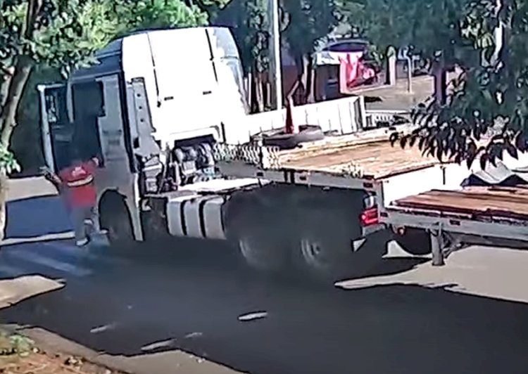 Caminhão desgovernado atinge residência no bairro Planalto, em Santa Rosa