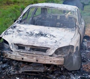Polícia investiga caso de veículo incendiado encontrado na manhã de hoje proximo a sanga forquilha Mercedes